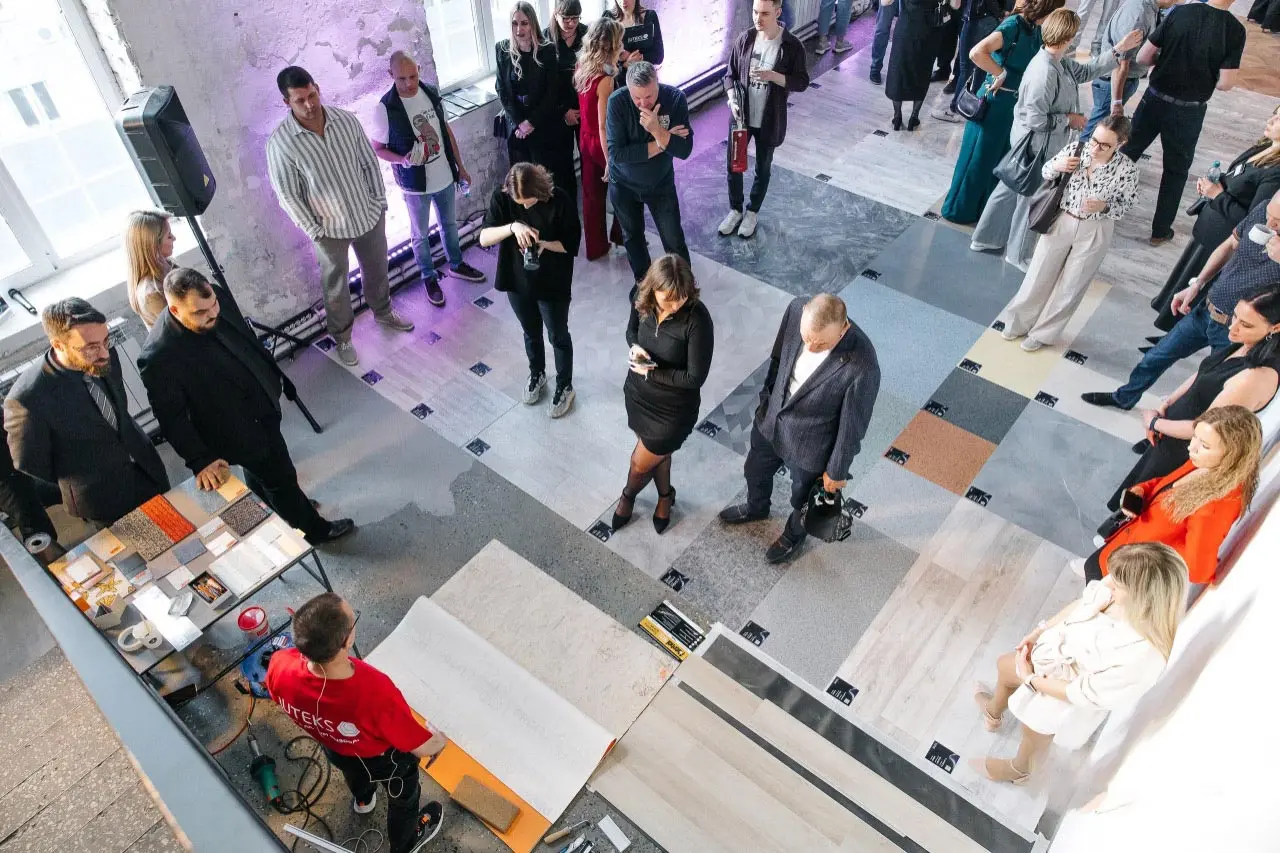 Guests exploring flooring samples in the BIG DAY IMPULSE exhibition