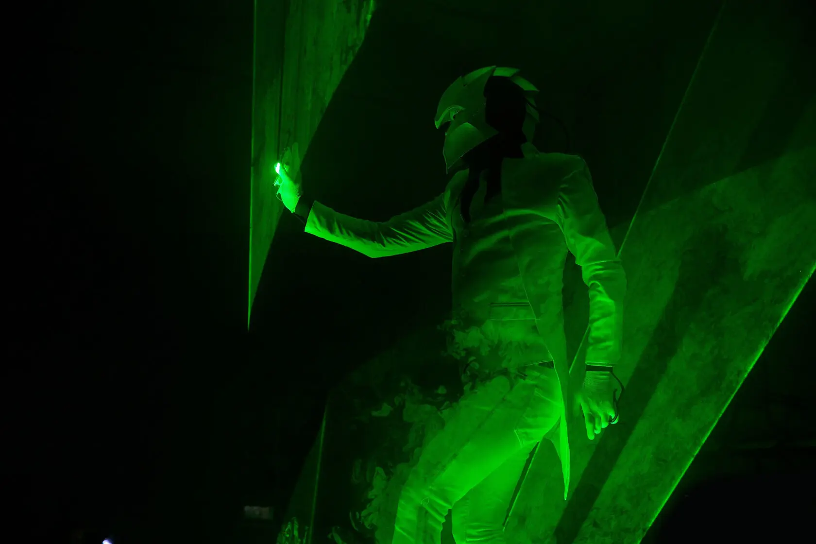 Performer illuminated by green light during the BIG DAY IMPULSE evening show