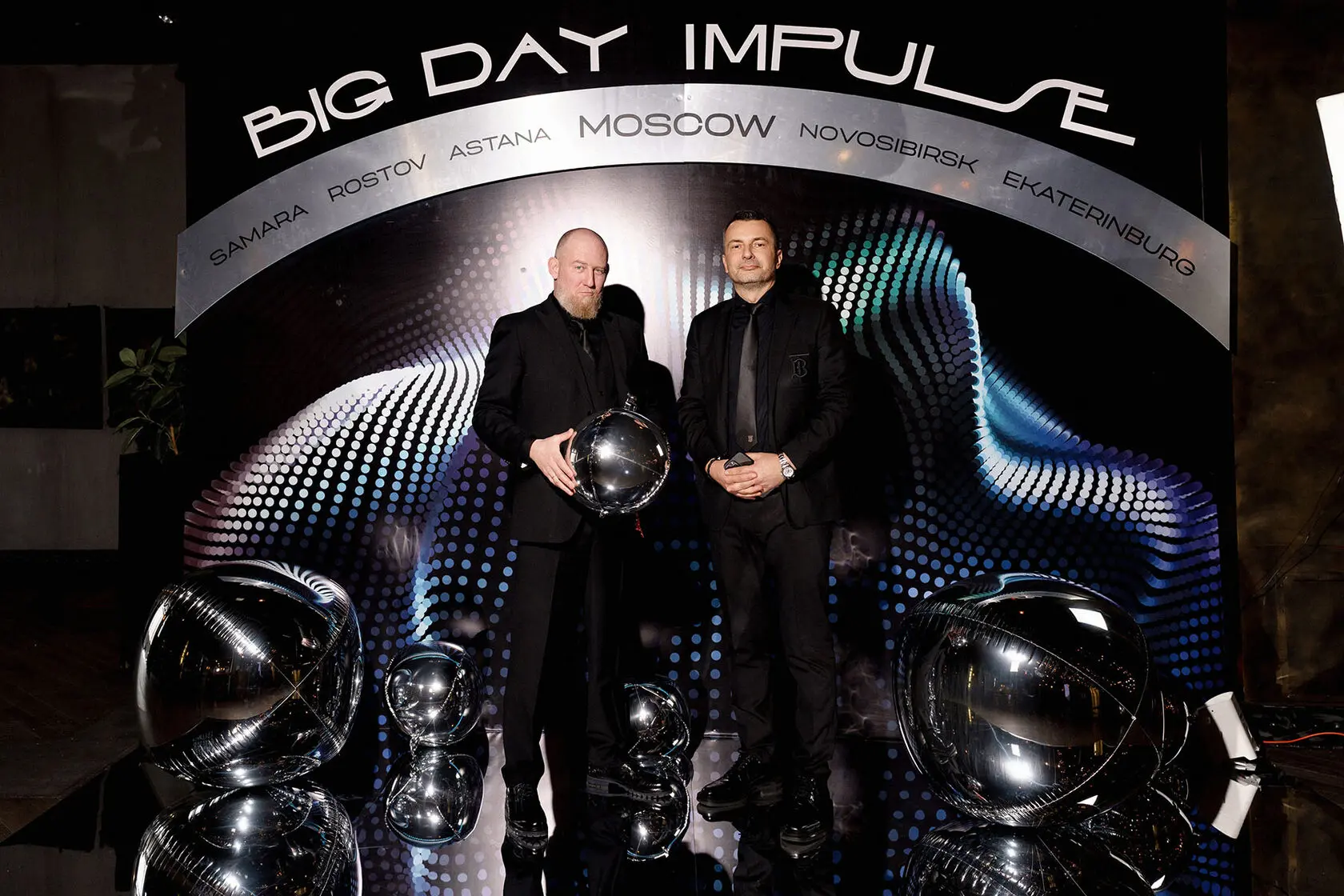 Guests at the reflective BIG DAY IMPULSE photo zone